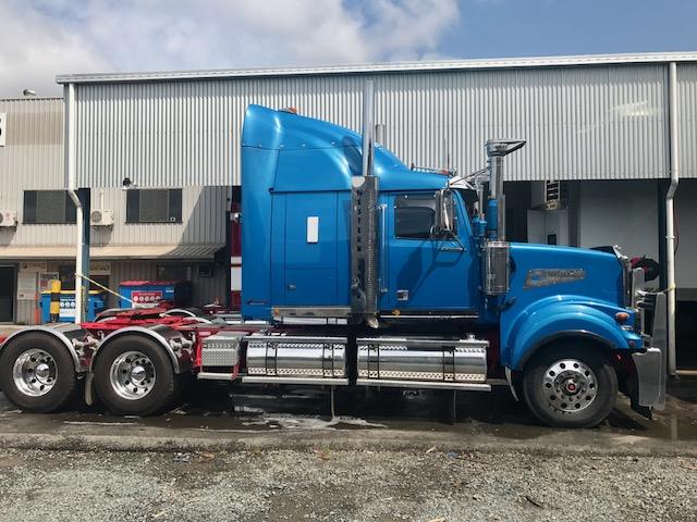 Drivers Side View Western Star 4900fx 2009 model with Detroit DD15 550HP Engine 18 Speed Road Ranger - Front Driverside view